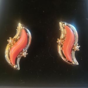 Vintage Faux Coral and Pearl Clip-on Earrings.    FF171